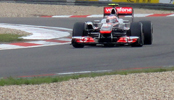Jensen Button kører i denne formel 1 bil. Han er fra England